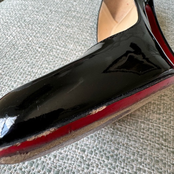 Classic Louboutin black patent heels. Size 38. - Picture 8 of 14